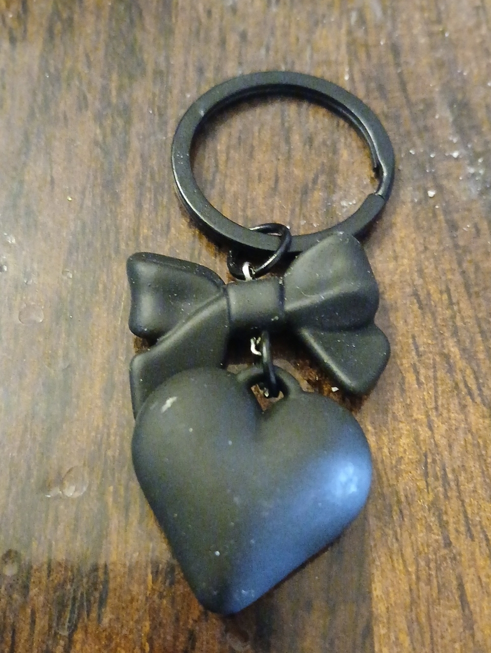 Black Heart & Bow Keychain - Fashionable Accessory